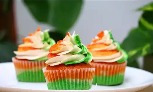 गणतंत्र दिवस को बच्चों के लिए बनाएं खास, घर पर बनाएं ट्राई कलर कप केक