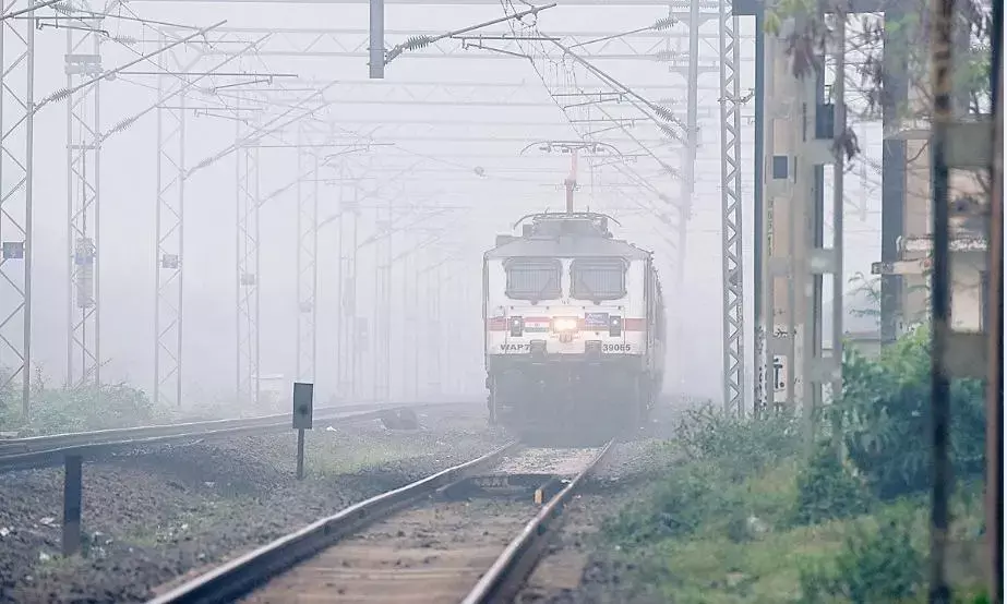 कोहरे से रेल यातायात हो रहा प्रभावित, 4 से 6 घंटे देरी से पहुँच रहीं ट्रेनें