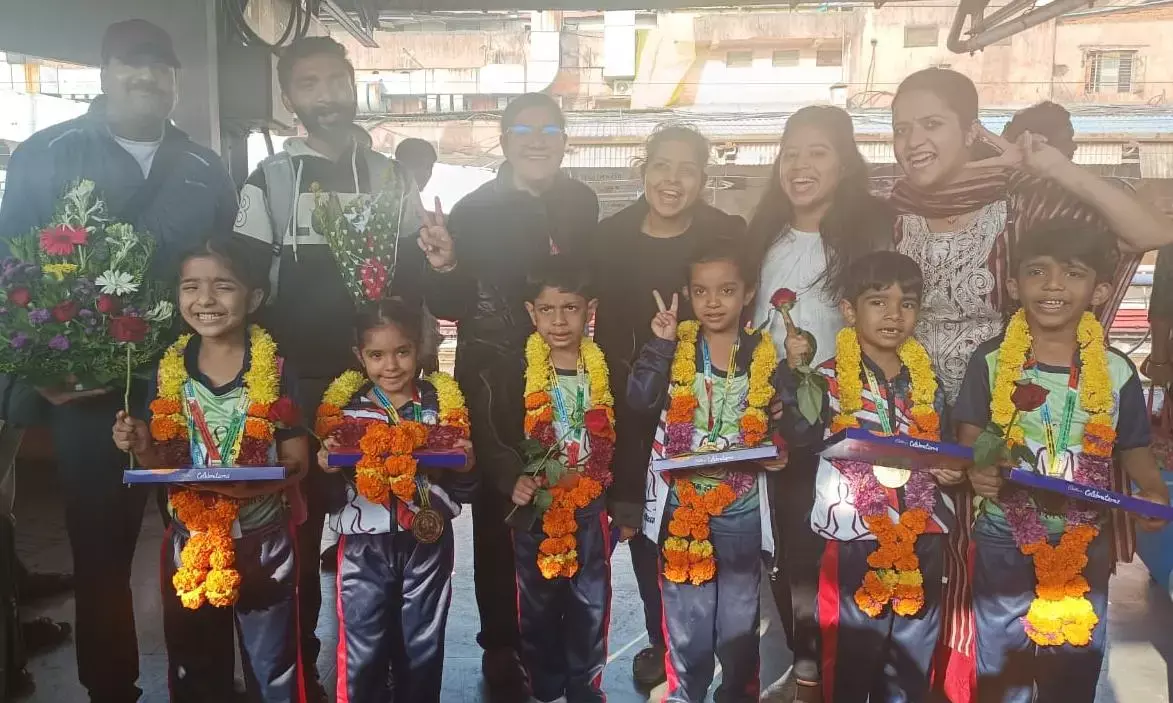 स्वर्ण, रजत और कांस्य पदक जीतकर ओडिशा से संतरा नगरी लौटे बच्चे, हुआ भव्य स्वागत