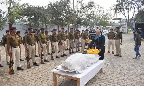 बैरियर लगाकर गाड़ी रोकने का प्रयास कर रहे एएसआई को रौंदा, पुलिस ने दर्ज किया हत्या का मामला बैरियर लगाकर गाड़ी रोकने का प्रयास कर रहे एएसआई को रौंदा, पुलिस ने दर्ज किया हत्या का मामला