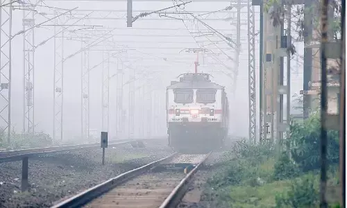 कोहरे से रेल यातायात हो रहा प्रभावित, 4 से 6 घंटे देरी से पहुँच रहीं ट्रेनें