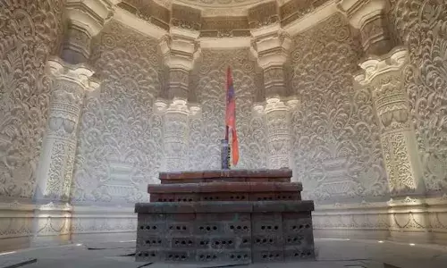 रमजान के बनाए आलीशान सिंहासन पर विराजे रघुनंदन, 25 साल पहले मिली थी जिम्मेदारी, सामने रखी थी ये शर्त रमजान के बनाए आलीशान सिंहासन पर विराजे रघुनंदन, 25 साल पहले मिली थी जिम्मेदारी, सामने रखी थी ये शर्त