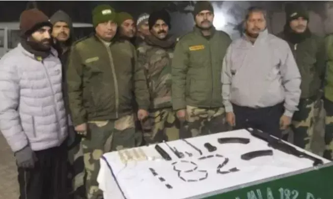 पंजाब में भारत-पाकिस्तान सीमा के पास बीएसएफ के जवानों ने हथियार, गोला-बारूद बरामद किया