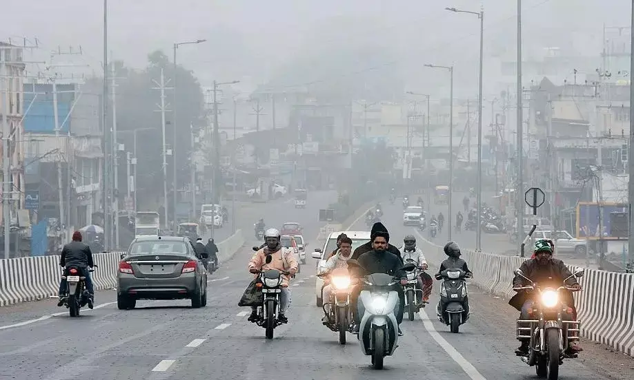 सुबह कोहरे के बीच अचानक बढ़ी सर्दी, अभी और नीचे जा सकता है पारा