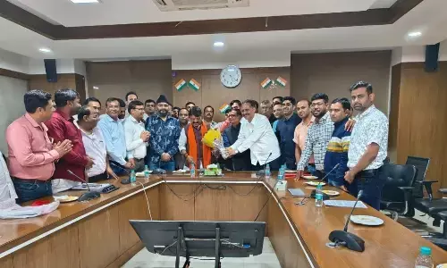 विजयवर्गीय से मिले लीज प्रभावित,15 हजार प्रभावितों की सुनी समस्या, हल निकलने की उम्मीद विजयवर्गीय से मिले लीज प्रभावित,15 हजार प्रभावितों की सुनी समस्या, हल निकलने की उम्मीद