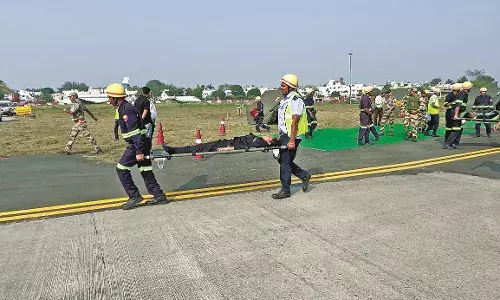 रन-वे पर क्रैश हुआ इंडिगो का विमान, नागपुर एयरपोर्ट पर इमरजेंसी मॉक ड्रिल रन-वे पर क्रैश हुआ इंडिगो का विमान, नागपुर एयरपोर्ट पर इमरजेंसी मॉक ड्रिल