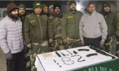 पंजाब में भारत-पाकिस्तान सीमा के पास बीएसएफ के जवानों ने हथियार, गोला-बारूद बरामद किया