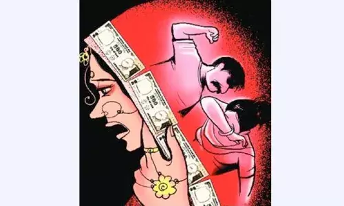 महँगी कार नहीं देने पर गर्भवती पत्नी के साथ मारपीट, घर से निकाला