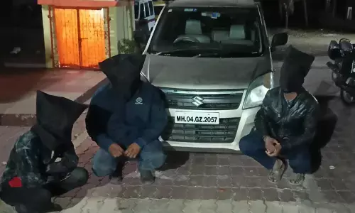 कार से हथियारों की तस्करी करने वाले तीन आरोपियों को पुलिस ने किया गिरफ्तार