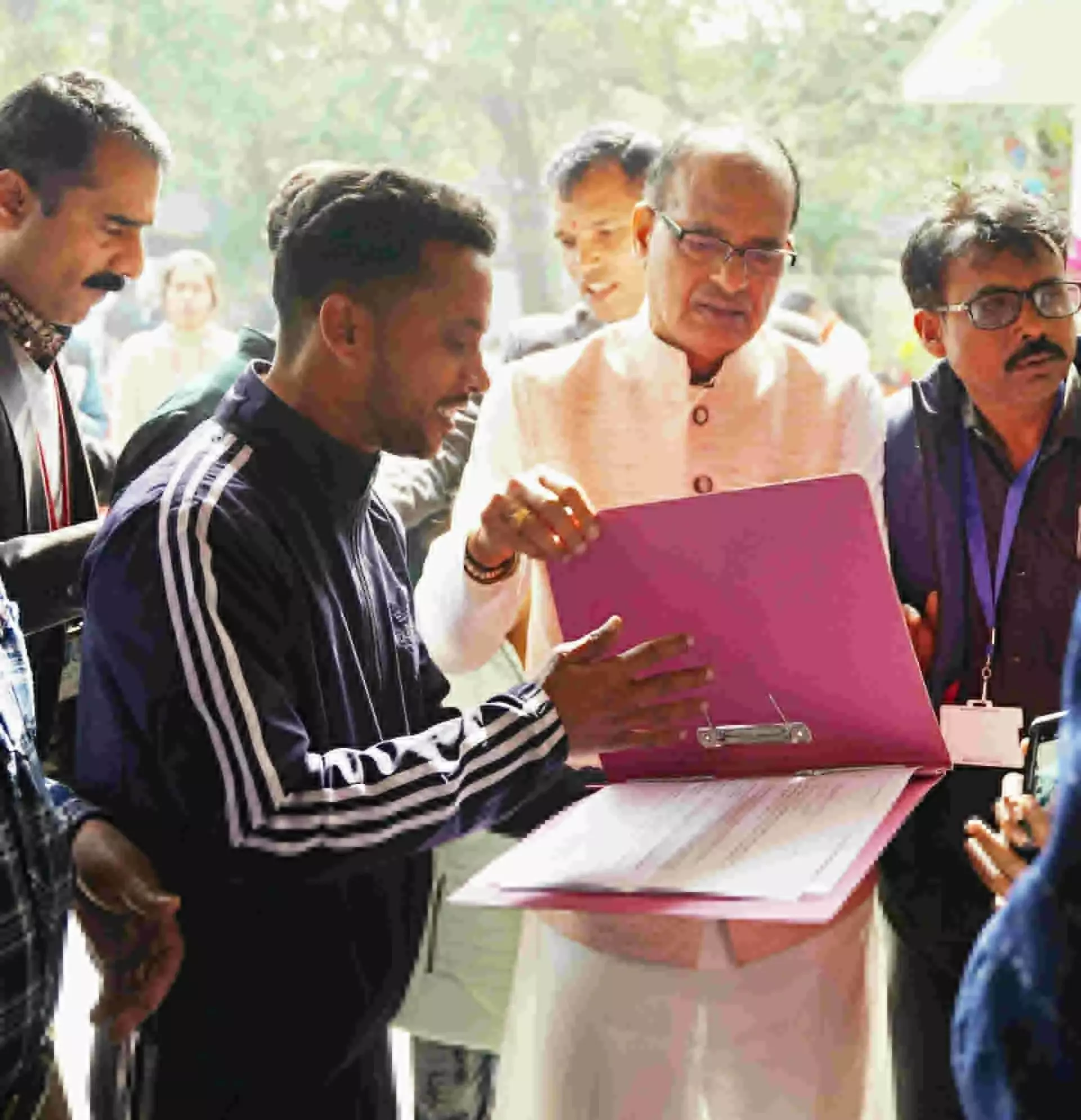 प्राथमिक शिक्षक अभ्यर्थियों ने पदवृद्धि की मांग को लेकर सौंपा ज्ञापन