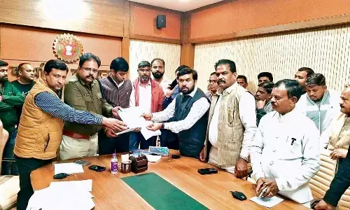 कलेक्टर-एसपी से मिले कांग्रेस के ६ विधायक, झुर्रे विवाद की उच्च स्तरीय जांच व भाजपा जिला अध्यक्ष पर प्रकरण दर्ज मांग रखी कलेक्टर-एसपी से मिले कांग्रेस के ६ विधायक, झुर्रे विवाद की उच्च स्तरीय जांच व भाजपा जिला अध्यक्ष पर प्रकरण दर्ज मांग रखी