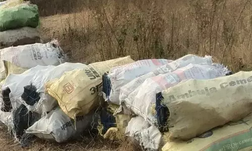 रात के अंधेरे में बाइक पर ढो रहे हैं कोयले से भरी बोरियां रात के अंधेरे में बाइक पर ढो रहे हैं कोयले से भरी बोरियां