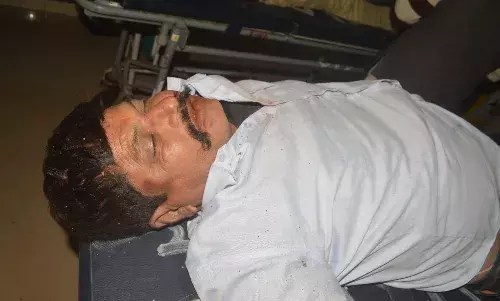 हाइवे से 20 फीट नीचे पलटी कार, एक की मौत 4 घायल