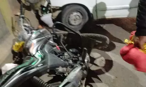 रेलवे ओवर ब्रिज पर बेकाबू कार का तांड़व