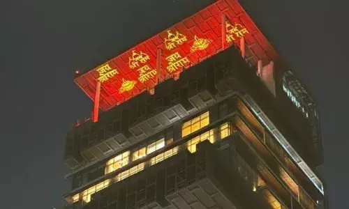 राम के रंग में रंगा दिग्गज उद्योगपति मुकेश अंबानी का आलीशान घर, सामने आई एंटीलिया की सुंदर तस्वीरें