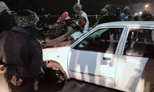 रेलवे ओवर ब्रिज पर बेकाबू कार का तांड़व, एक के बाद एक 3 बाइकों को मारी ठोकर, 6 घायल रेलवे ओवर ब्रिज पर बेकाबू कार का तांड़व, एक के बाद एक 3 बाइकों को मारी ठोकर, 6 घायल