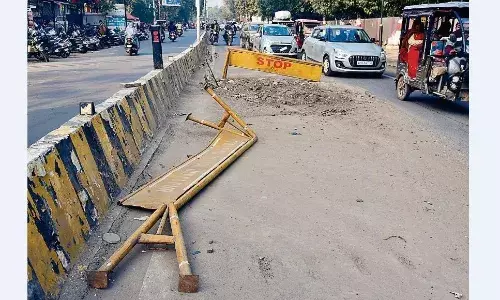 सड़क पर हुए गड्ढे, मिट्टी भरकर भूल गए जिम्मेदार, स्टाॅपर भी टूटा