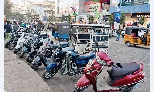 फुटपाथ पर कब्जा और सड़क पर खड़े हो रहे वाहन