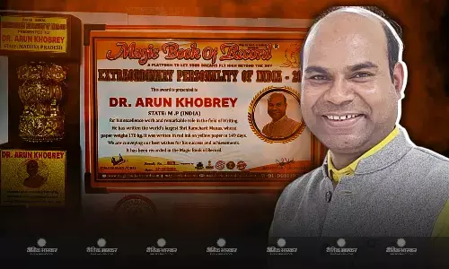 मैजिक बुक ऑफ रिकार्ड में दर्ज, दुनिया की सबसे बड़ी रामायण लिखने वाले डॉ. अरुण खोबरे