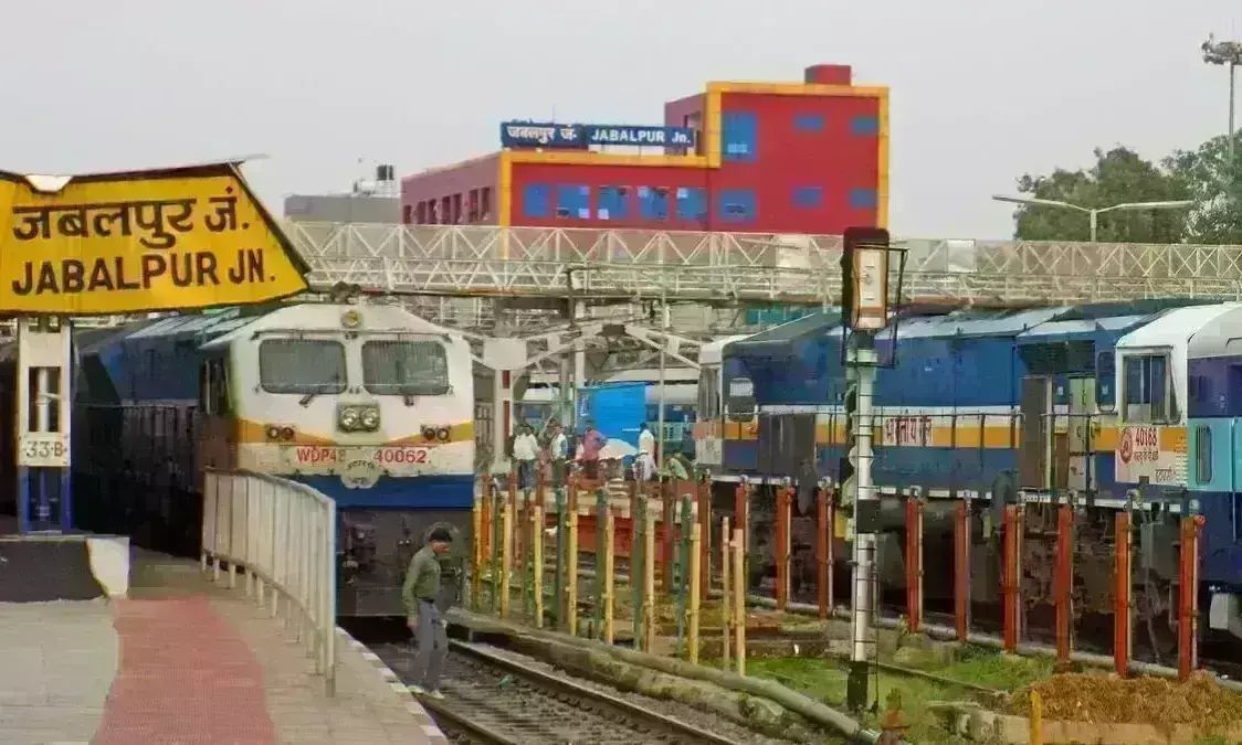 मासूम को लेकर आत्महत्या करने धुआँधार पहुँची महिला