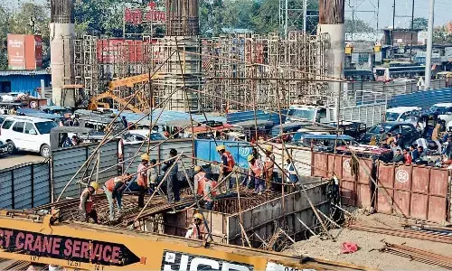 फ्लाईओवर एक्सटेंशन, पियर बनाते वक्त अचानक लोहे का जाल गिरा, श्रमिक घायल