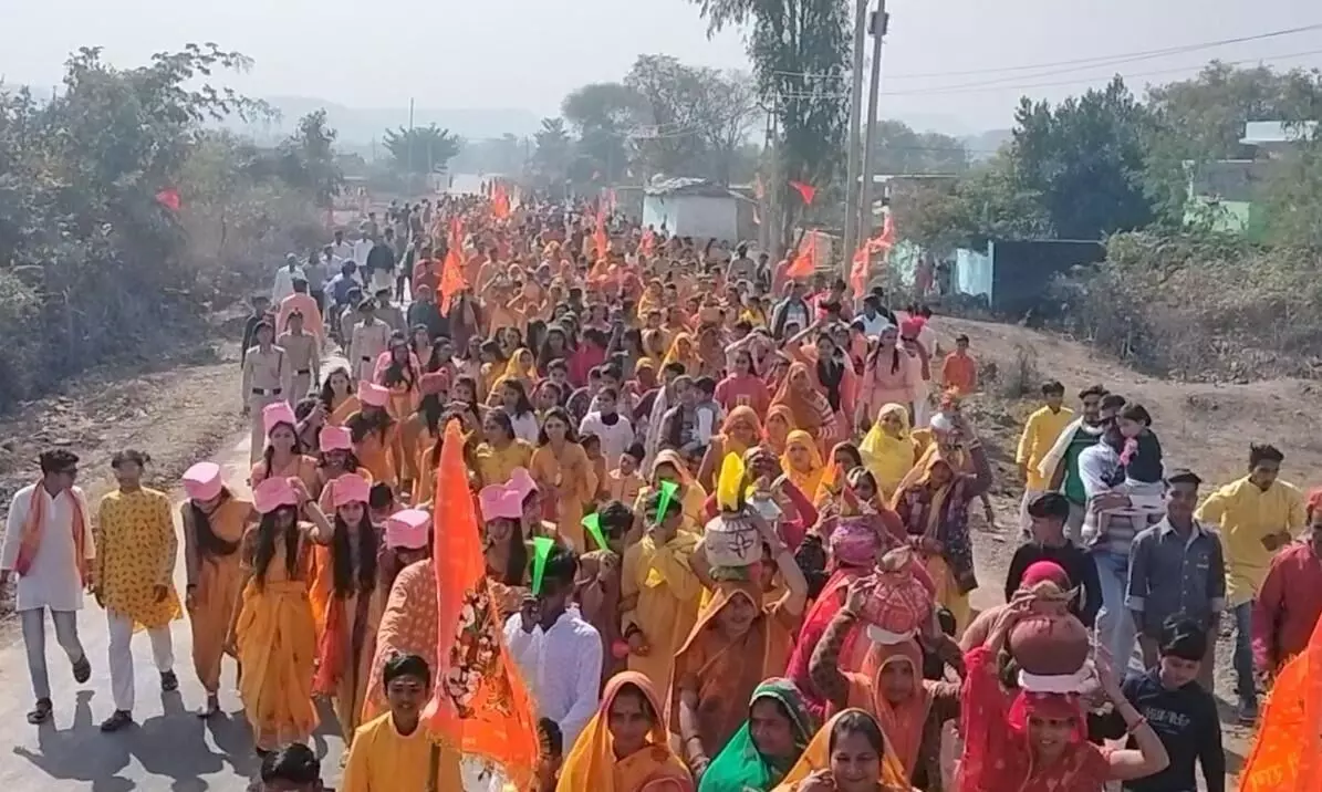 बृजपुर में धूमधाम से निकली शोभायात्रा बृजपुर में धूमधाम से निकली शोभायात्रा