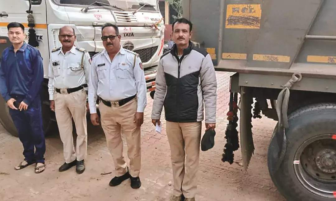 रेत से भरे दो टिप्पर भिवापुर पुलिस ने पीछा करते हुए पकड़ा , 2 आरोपी गिरफ्तार