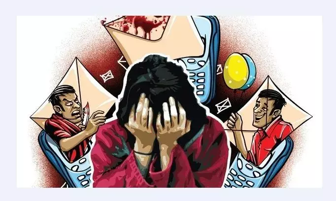 पहले दिखाते हैं युवतियों की पिक और फिर करने लगते हैं ब्लैकमेल