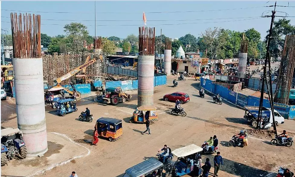 ठेका कंपनी निर्माण के दौरान जनता की सहूलियत का कोई ध्यान ही नहीं रख रही