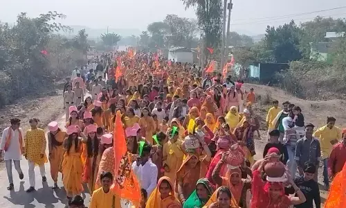 बृजपुर में धूमधाम से निकली शोभायात्रा बृजपुर में धूमधाम से निकली शोभायात्रा