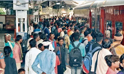 कोहरे के कारण यूपी-बिहार से आने वाली ट्रेनें 4 से 13 घंटे तक लेट