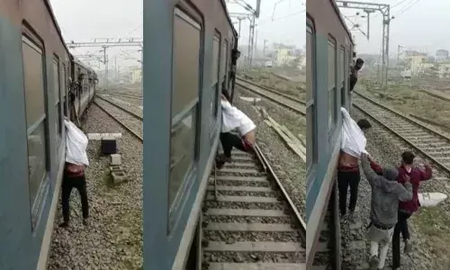 चोर को बिहारी आदमी से पंगा लेना पड़ा महंगा, चलती ट्रेन की विंडो से फोन चोरी करने की कोशिश में हुआ बुरा हाल चोर को बिहारी आदमी से पंगा लेना पड़ा महंगा, चलती ट्रेन की विंडो से फोन चोरी करने की कोशिश में हुआ बुरा हाल