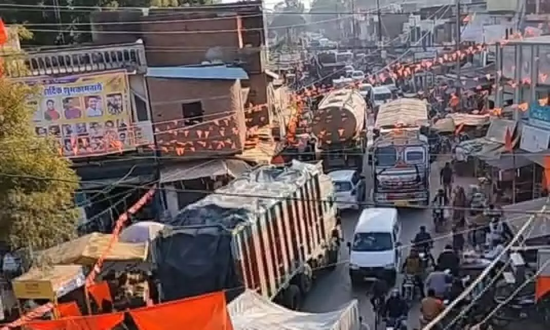 अमानगंज के मुख्य मार्ग में आए दिन लगता है जाम अमानगंज के मुख्य मार्ग में आए दिन लगता है जाम