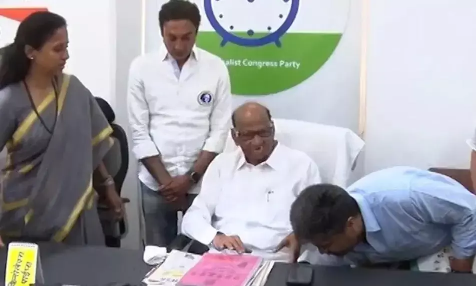 ईडी दफ्तर जाने से पहले रोहित का शक्ति प्रदर्शन, पवार के पैर छूकर लिया आशीर्वाद