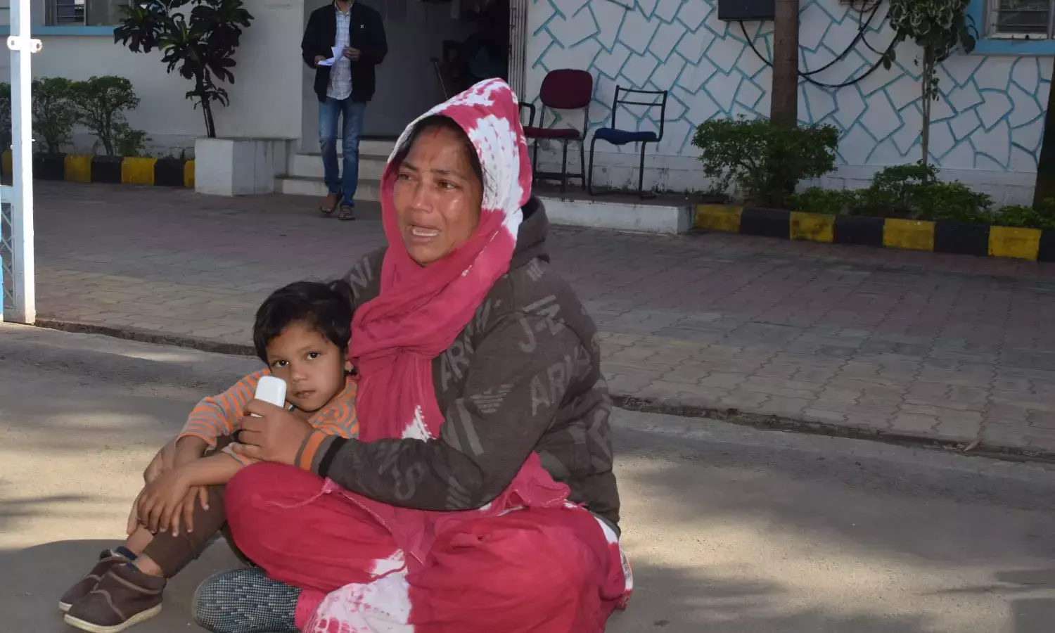 तीन महीने बिना वेतन कराया काम, महिला ने बच्चे के साथ निगम के सामने दिया धरना
