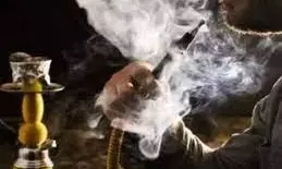 कोलास कैफे हुक्का पार्लर पर छापा मारकर पुलिस ने नशा करते लोगों को रंगेहाथ पकड़ा