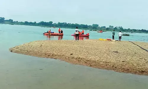 चामोर्शी .  वैनगंगा नदी में पलटी महिला मजदूरों को ले जा रही नाव, 2 मृत, 4 लापता