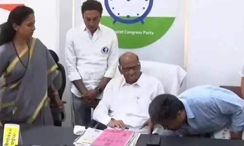 ईडी दफ्तर जाने से पहले रोहित का शक्ति प्रदर्शन, पवार के पैर छूकर लिया आशीर्वाद ईडी दफ्तर जाने से पहले रोहित का शक्ति प्रदर्शन, पवार के पैर छूकर लिया आशीर्वाद