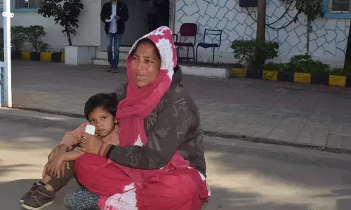 तीन महीने बिना वेतन कराया काम, महिला ने बच्चे के साथ निगम के सामने दिया धरना तीन महीने बिना वेतन कराया काम, महिला ने बच्चे के साथ निगम के सामने दिया धरना