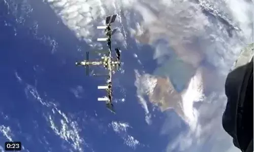 सोशल मीडिया पर अंतरिक्ष यान और स्पेस सेंटर के आपस में कनेक्ट होने वाला वीडियो देखकर लोग हो रहे हैं हैरान, नासा ने बताया इसके पीछे का कारण ? सोशल मीडिया पर अंतरिक्ष यान और स्पेस सेंटर के आपस में कनेक्ट होने वाला वीडियो देखकर लोग हो रहे हैं हैरान, नासा ने बताया इसके पीछे का कारण ?