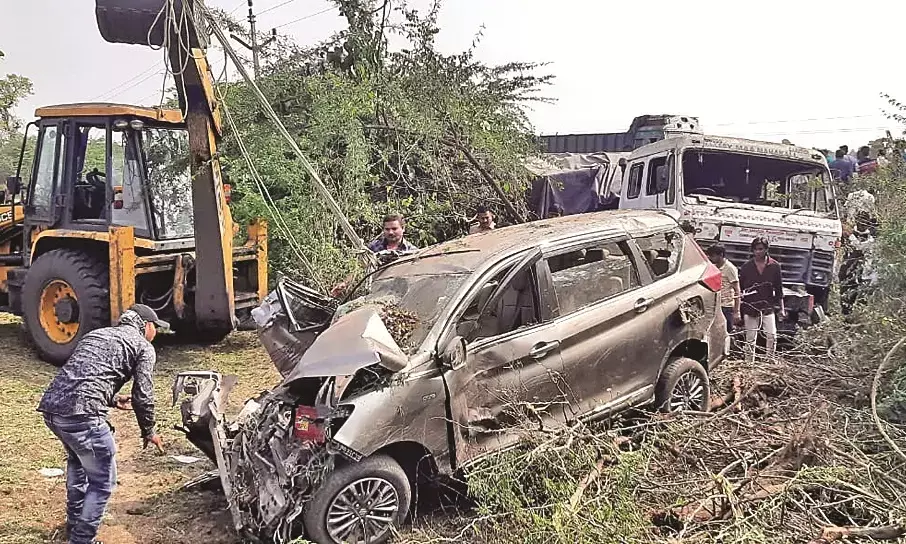 ट्रक ने कार को मारी जोरदार टक्कर, एक की मौके पर ही मौत, छह की हालत गंभीर