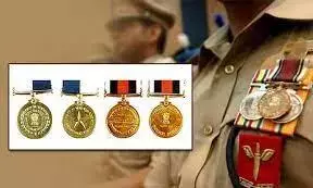 उत्कृष्ट सेवा प्रदान करने के लिए महाराष्ट्र के 62 पुलिसकर्मियों को पुलिस पदक