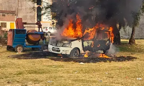 घर के बाहर खड़ी कार में लगी आग