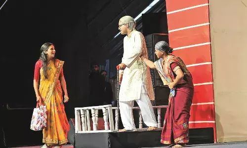 पारिवारिक रिश्तों को दर्शाता एक्सपायरी डेट का मंचन, रिश्तों में दरार की कहानी