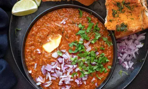 बाहर के खाने से हो गए हैं बोर, तो इस गणतंत्र दिवस अपने घर में बनाए मुंबई स्टाइल स्ट्रीट फूड बाहर के खाने से हो गए हैं बोर, तो इस गणतंत्र दिवस अपने घर में बनाए मुंबई स्टाइल स्ट्रीट फूड