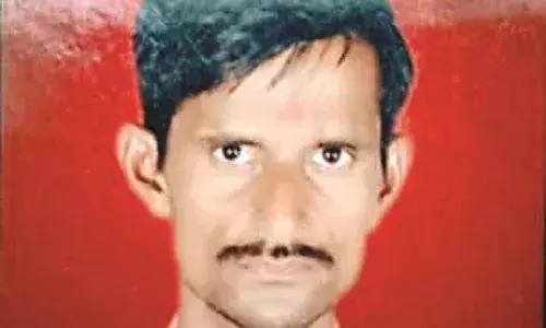 खेत में काम करने गया था किसान, करंट की चपेट में आने से मौत - गांव में आक्रोश