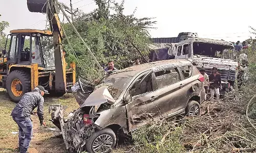 ट्रक ने कार को मारी जोरदार टक्कर, एक की मौके पर ही मौत, छह की हालत गंभीर ट्रक ने कार को मारी जोरदार टक्कर, एक की मौके पर ही मौत, छह की हालत गंभीर
