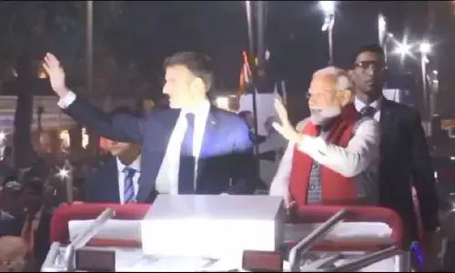 भारत पहुंचे फ्रांस के राष्ट्रपति एमैनुएल मैक्रों, जयपुर में रोड शो से पहले पीएम मोदी ने दिया खास गिफ्ट, गणतंत्र दिवस समारोह में होंगे शामिल