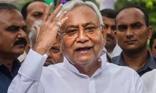 राजभवन पहुंचे सीएम नीतीश, तेजस्वी नहीं रहे मौजूद, सियासी अटकलों के बीच बड़ा उलटफेर होने की संभावना हुई तेज