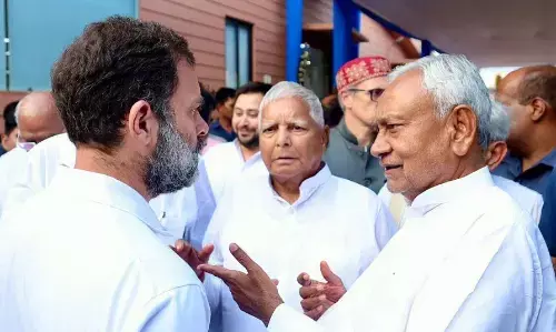 बीजेपी के छांव तले एक बार फिर नीतीश चले! शुरू हुआ मीटिंग का दौर, आरजेडी और कांग्रेस ने बुलाई बैठक